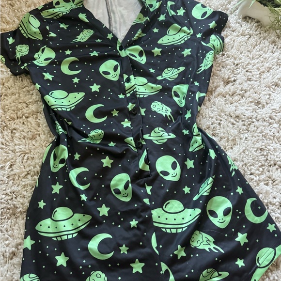 Green and black alien print romper with a V-neck and short sleeves, - Picture 2 of 3